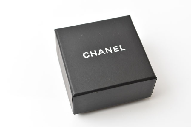 CHANEL Chanel earrings CC Mark black / silver 