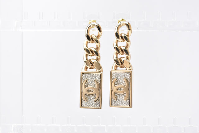 CHANEL Chanel earrings CC Mark black / silver 