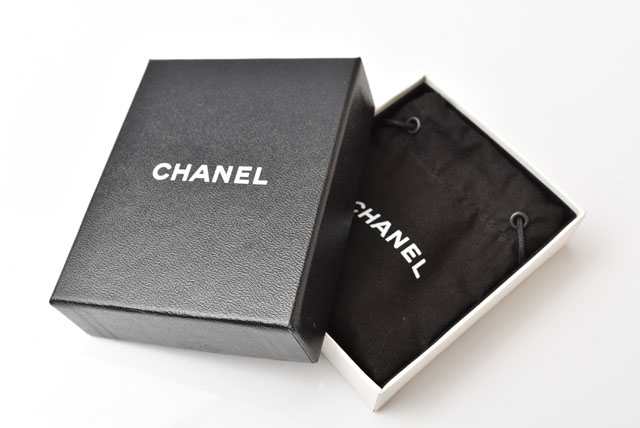 CHANEL Chanel earrings CC Mark black / silver 