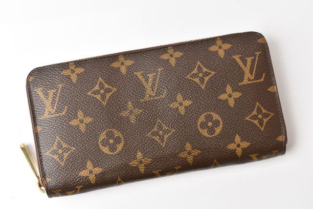  Louis Vuitton purse 