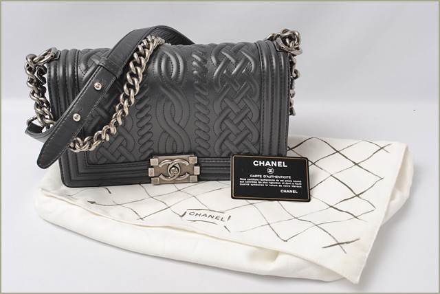 シャネル　CHANEL　折財布