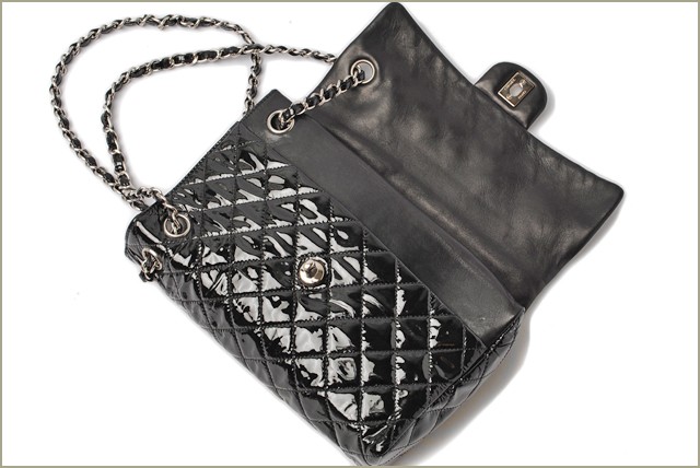 シャネル　CHANEL　折財布