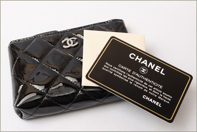 シャネル　CHANEL　折財布