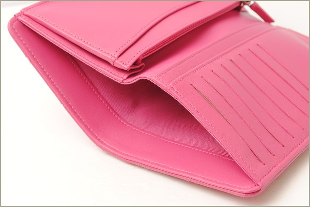 シャネル　CHANEL　折財布
