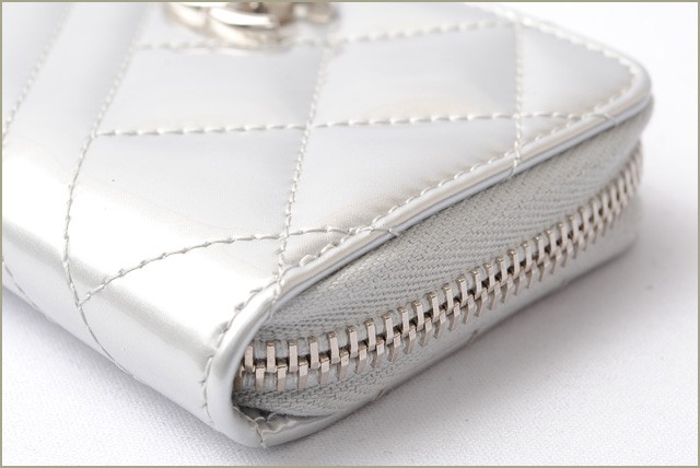 シャネル　CHANEL　折財布
