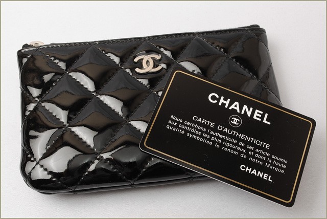 シャネル　CHANEL　折財布