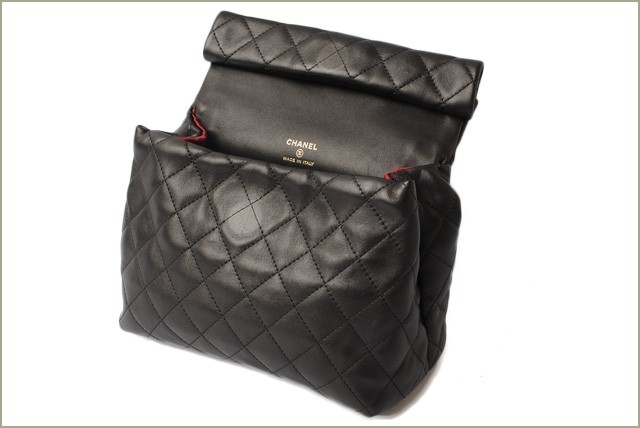 シャネル　CHANEL　折財布