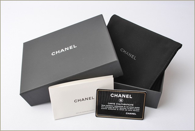 シャネル　CHANEL　折財布
