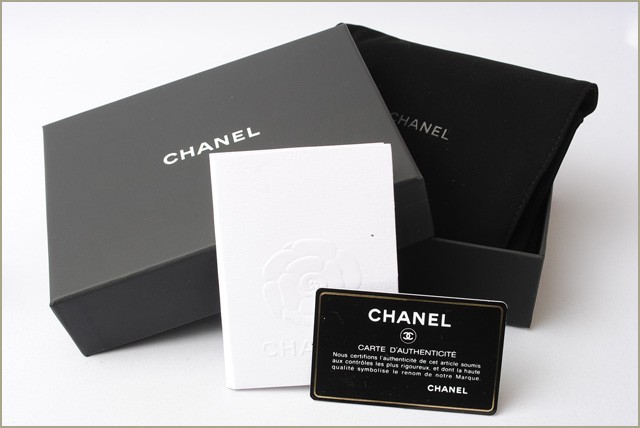 シャネル　CHANEL　折財布