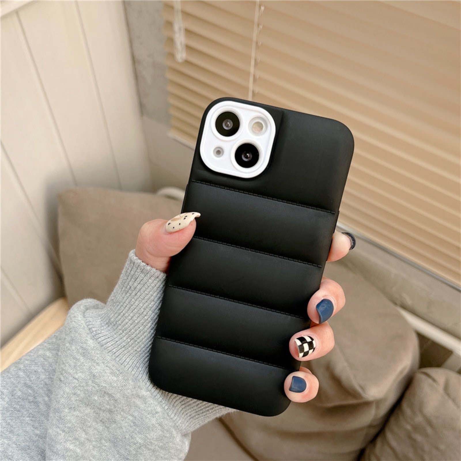 iPhone15PLUS ケース ダウンジャケット スマホカバー 黒 ブラック iPhone 15 ケース ダウン風 片面 ぷにぷに感 TPU Pro Plus Max