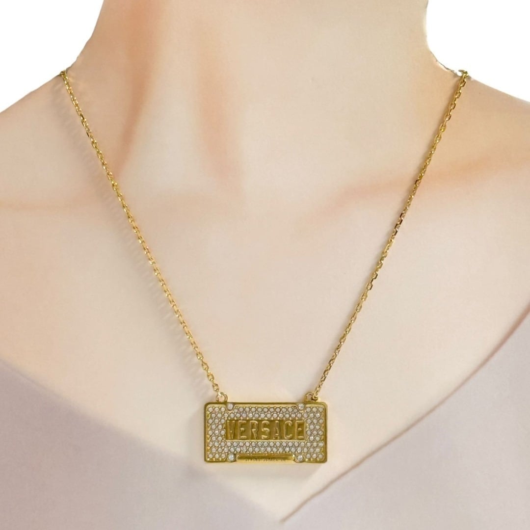 ヴェルサーチ　メンズ　ペンダント　ネックレス　ナンバープレートモチーフ　2020 VERSACE（ヴェルサーチェ） ヴェルサーチ メンズ ペンダント