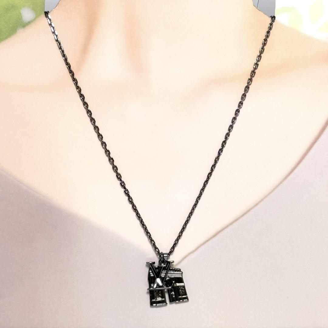 【超美品】ルイヴィトン　メンズ　ペンダント　ネックレス　凱旋門　LV　イニシャル LOUIS VUITTON 【超美品】ルイヴィトン メンズ ペンダント