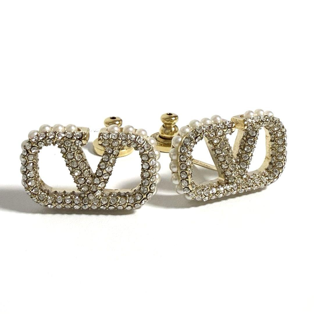 【超美品】ヴァレンティノ　レディース　スタッド　ピアス　Ｖロゴ　フェイクパール 超美品】ヴァレンティノ レディース スタッド ピアス Vロゴ フェイク