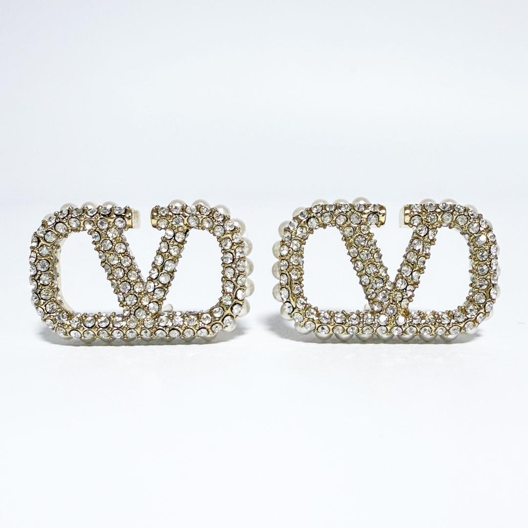 超美品】ヴァレンティノ レディース スタッド ピアス Vロゴ フェイク