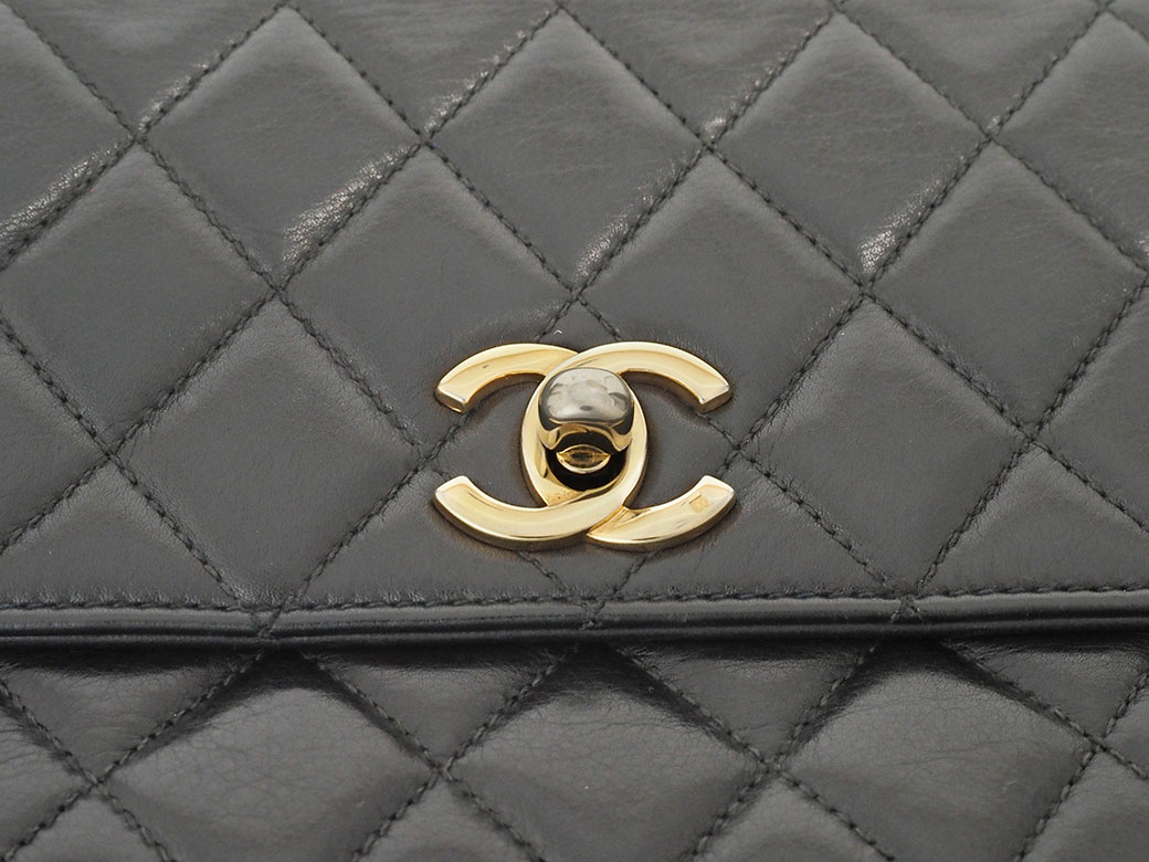 CHANEL ブラックレザー ボディバッグ org.jpg