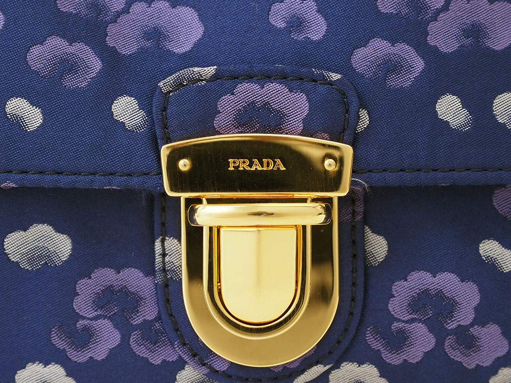 PRADA プラダ 花柄 ナイロンジャケット ネイビー ロゴ プレート付 中古・古着通販】PRADA (プラダ) 花柄ナイロンジャケット ネイビー