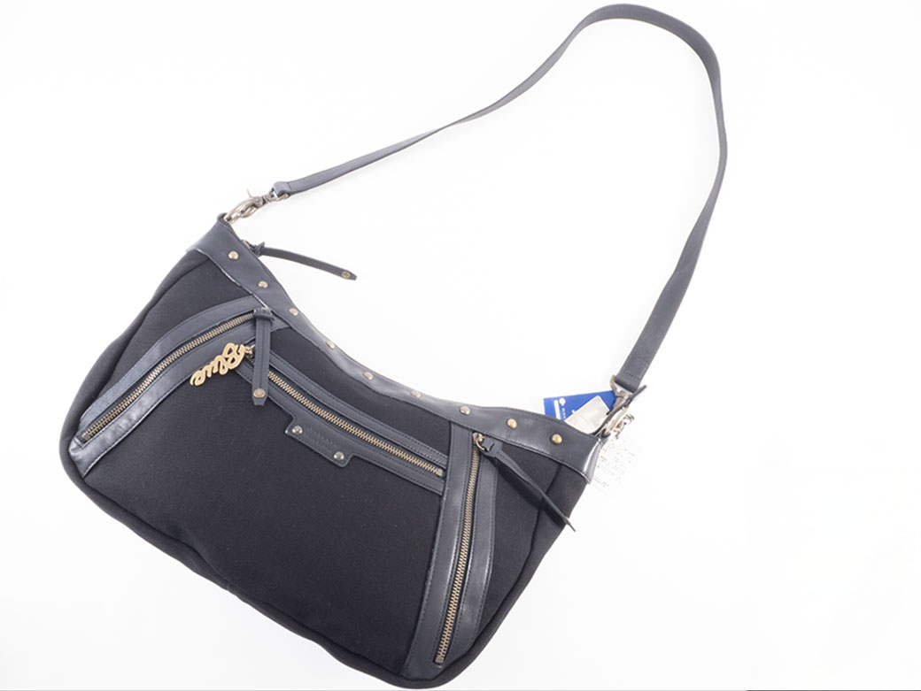 美品✨バーバリーブルーレーベル　キャンバスショルダー　斜め掛け　カメラバック バーバリー キャンバス ショルダーバッグ レザー ブラック
