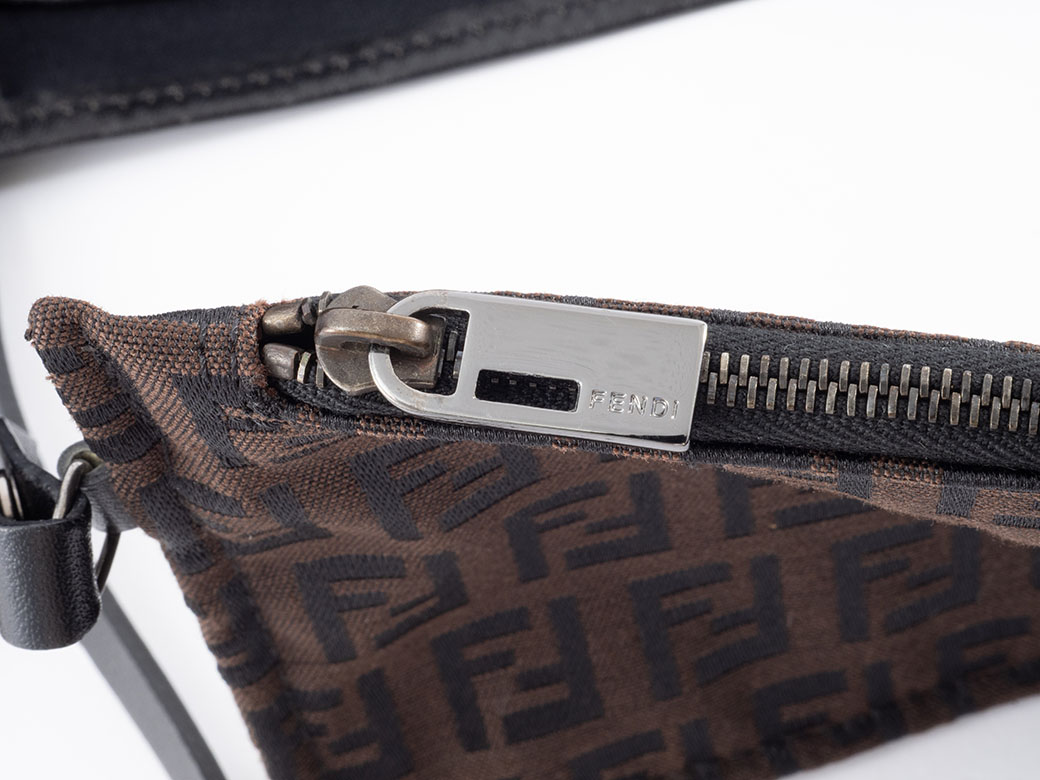 美品 FENDI 大判シルクスカーフ FF ズッカ ズッキーノ バッグ 靴 フェンディ FENDI バンダナ ハンカチ スカーフ 首飾り ズッカ