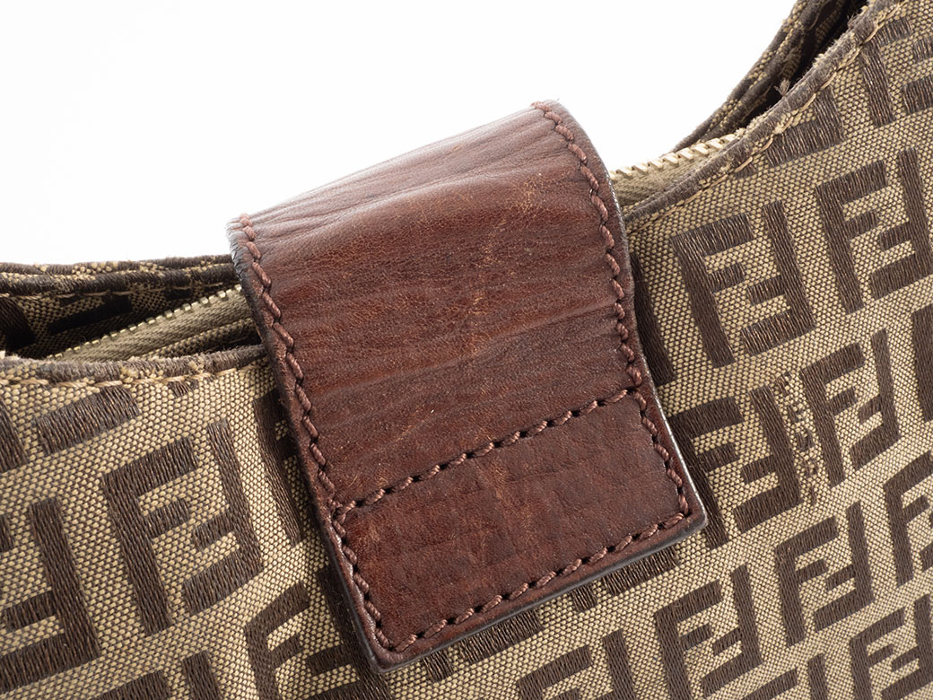 t36【美品】フェンディ　ズッカ　エンボス　ブラック　レザー　ボディバッグ t36【美品】フェンディ ズッカ エンボス ブラック レザー ボディバッグ