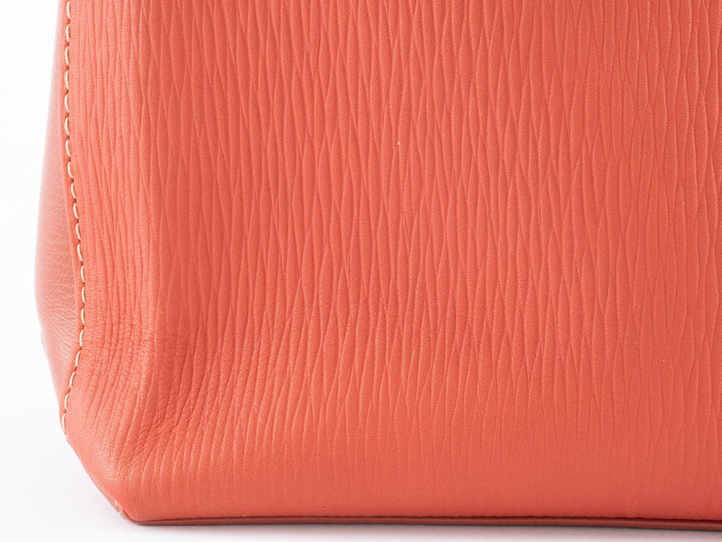 ロエベ　バニティバッグ　ベラスケス　レザー　レッド系　ロゴ型押し LOEWE（ロエベ） ベラスケス ショルダーバッグ レザー オレンジ