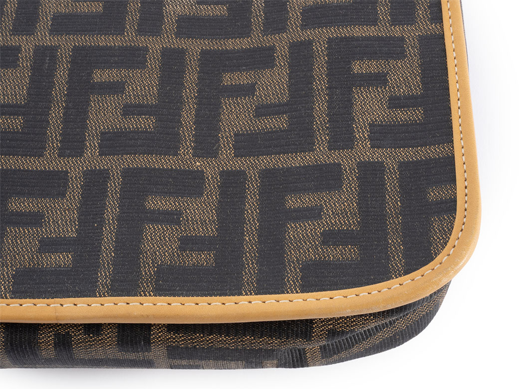 FENDI（フェンディ） バッグ ズッカ フラップ ショルダーバッグ