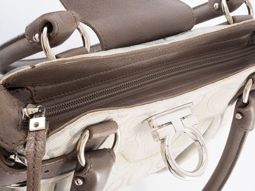 本物 サルヴァトーレ フェラガモ Salvatore Ferragamo ガンチーニ柄 ショルダーバッグ キャンバス ベージュ ブラウン Gancini バッグ 中古・ 中古・古着通販】Salvatore Ferragamo (サルヴァトーレ フェラガモ