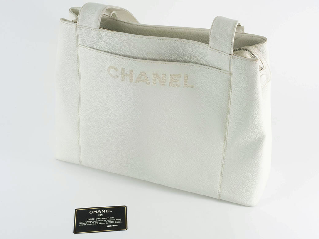 CHANEL ホワイトレザー ショルダーバッグ キャビアスキン シャネル バッグ ショルダーバッグ A4 収納 ロゴ