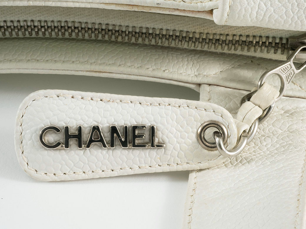 CHANEL ショルダーバッグ　A4 キャビアスキン シャネル バッグ ショルダーバッグ A4 収納 ロゴ