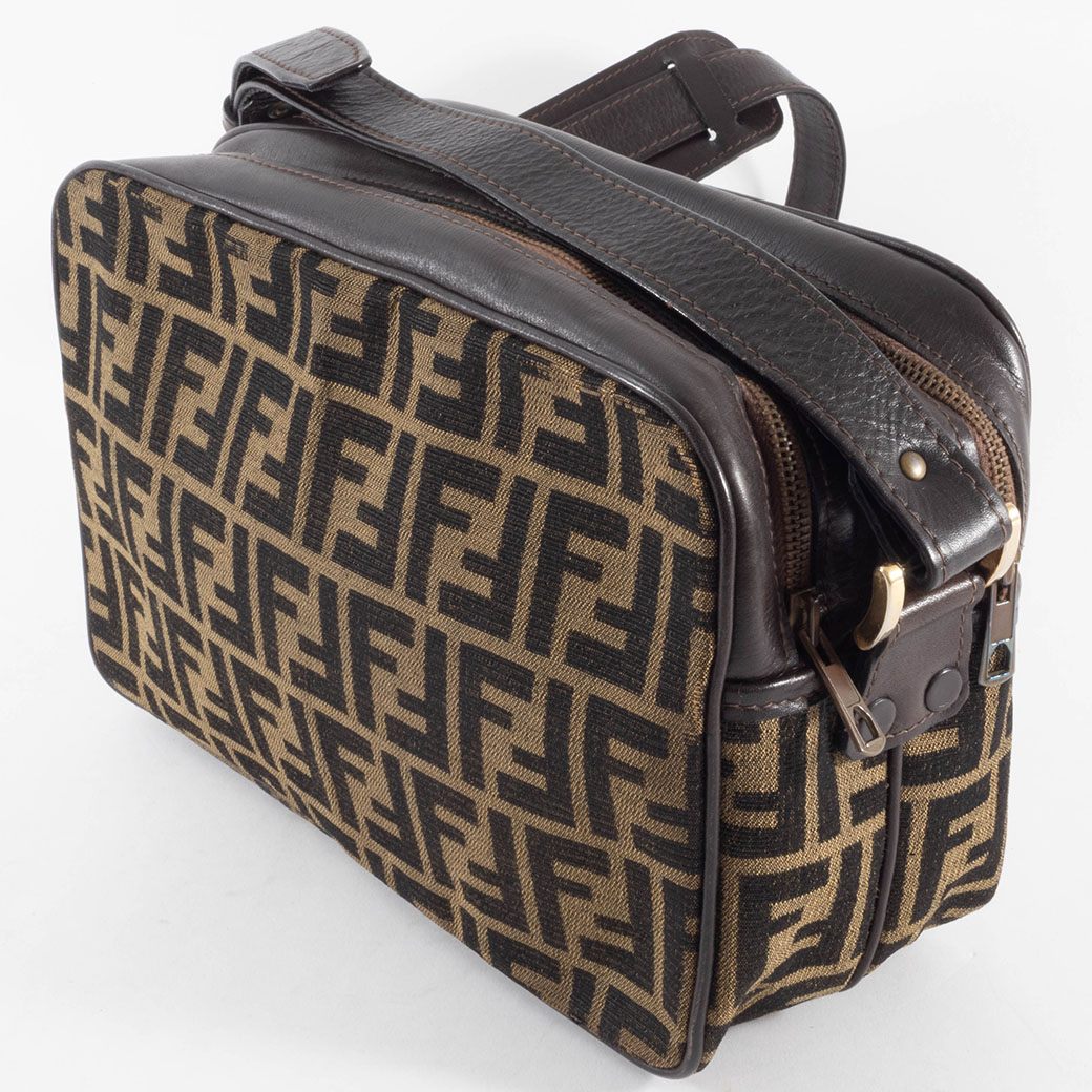 本物 フェンディ FENDI ズッカ ショルダーバッグ キャンバス ブラック 2258 26622 Zucca バッグ 中古 FENDI - 本物 フェンディ FENDI ズッカ ショルダーバッグ キャンバス