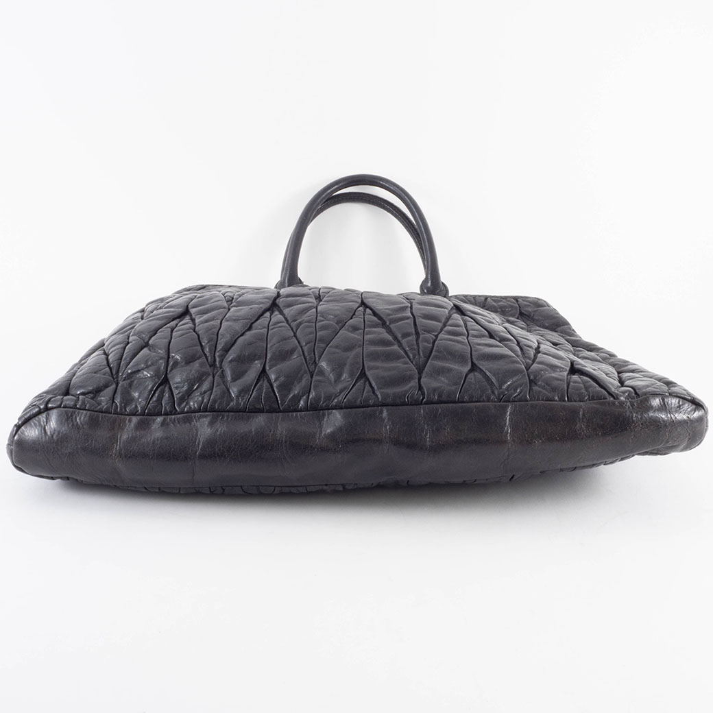 出品本日までmiu miu ブラック マテラッセ　黒 関税負担なし☆MiuMiu マテラッセレザー ショルダーバッグ (MiuMiu