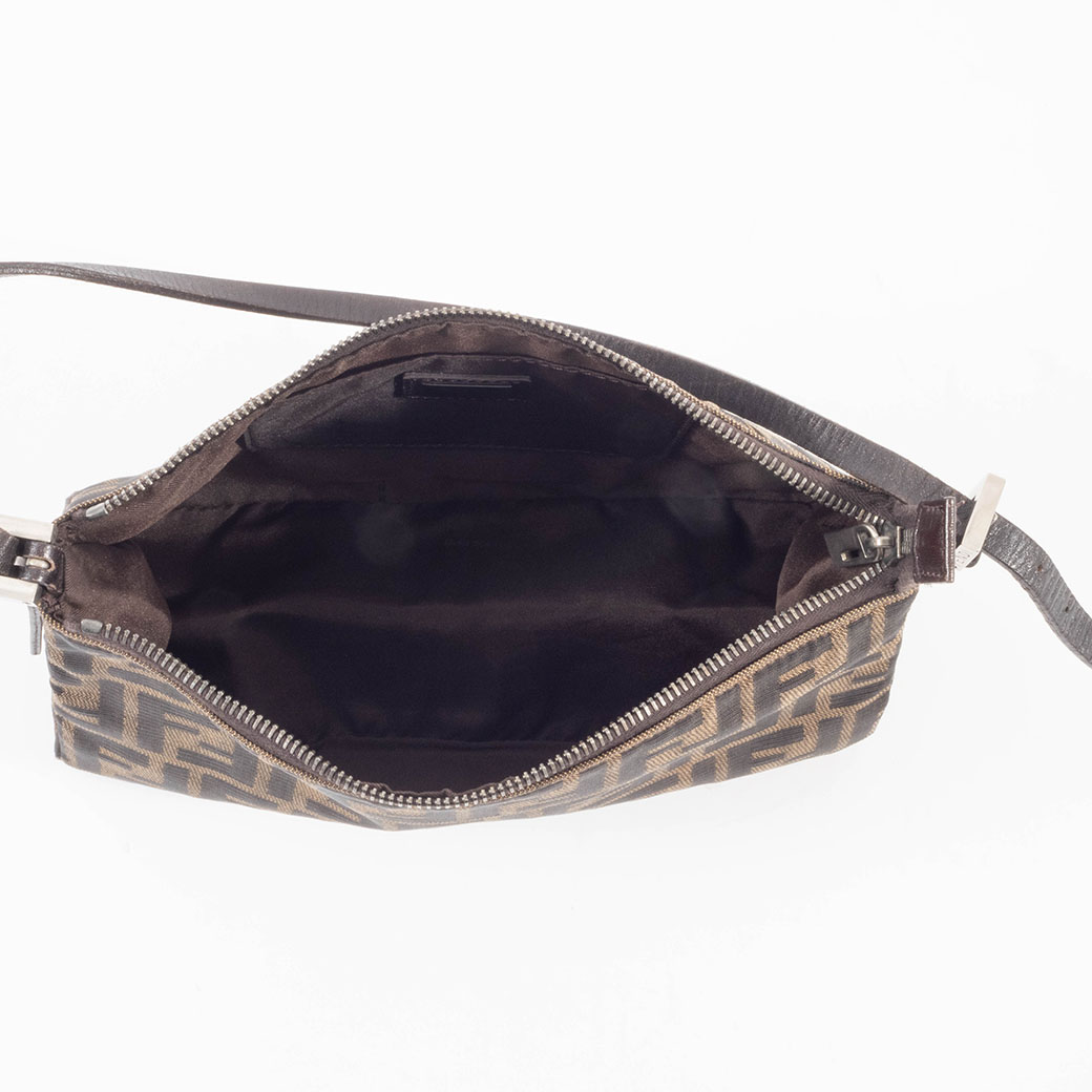 FENDI（フェンディ） ズッカ アクセサリーポーチ ショルダーバッグ