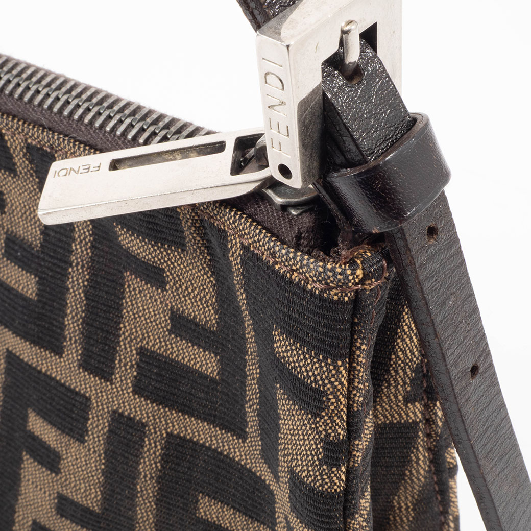 FENDI（フェンディ） ズッカ アクセサリーポーチ ショルダーバッグ