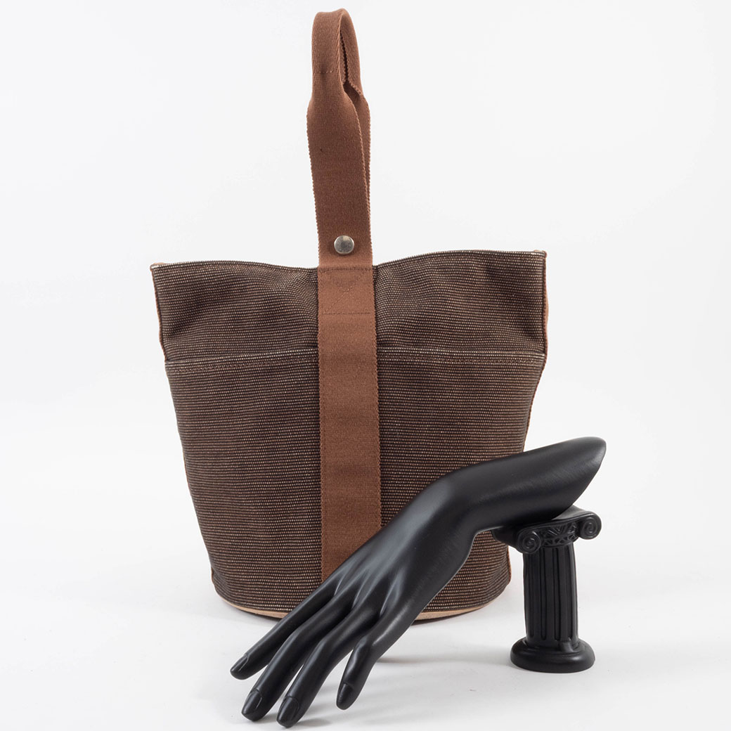 エルメス バッグ サクソーMM ショルダーバッグ トワルアッシュ ブラウン レディース A4収納不可 バケツ型 HERMES 中古の画像