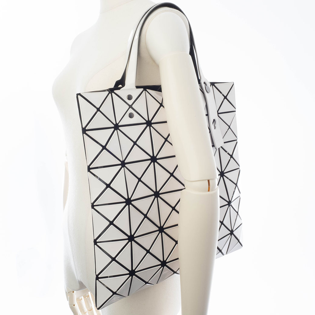 美品・百貨店購入BAOBAO ISSEY MIYAKE ルーセント 6×6 白 イッセイミヤケ ルーセント トートバッグ ポリエステル ナイロン