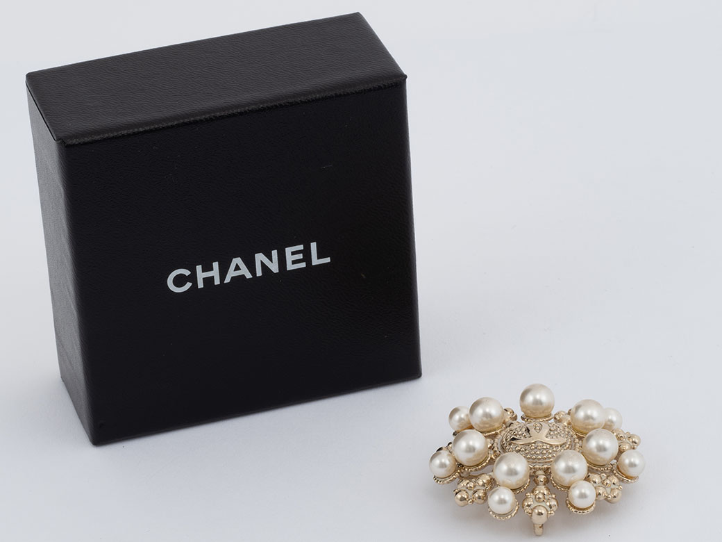CHANEL（シャネル） パール ココ ブローチ ホワイトxゴールド 金属素材