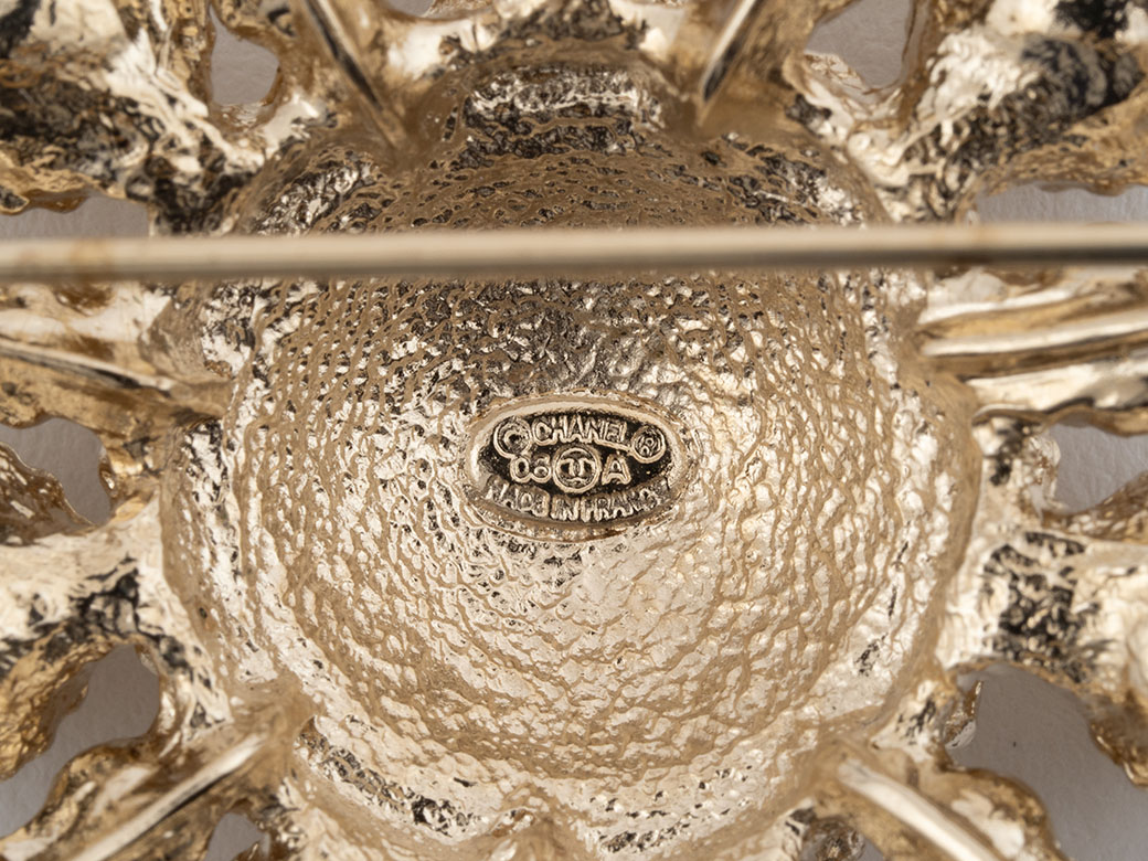 CHANEL（シャネル） パール ココ ブローチ ホワイトxゴールド 金属素材