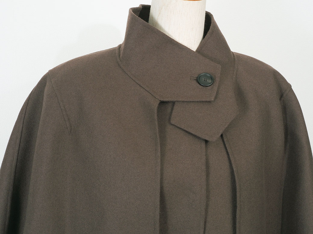 アドーア ライトリバーケープ付きノーカラージャケット コート