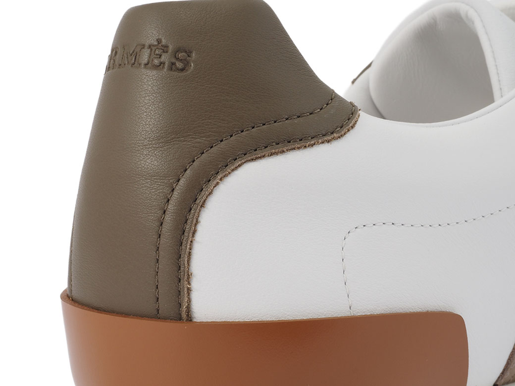 【近年・2023ss 】エルメス　ジーナ フラットシューズ スエード　ベージュ スニーカー 《キッド》 - ベージュ | Hermès - エルメス-公式サイト