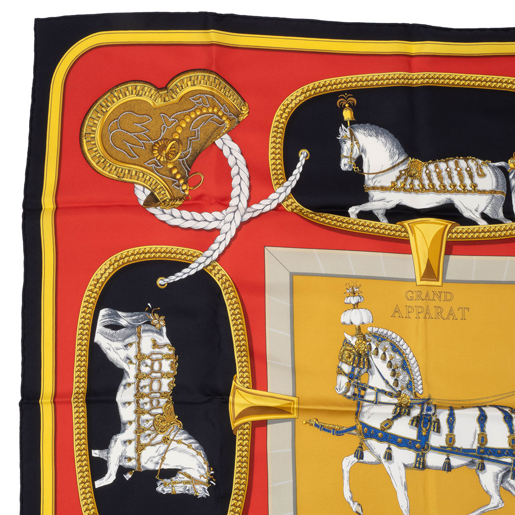 エルメス スカーフ カレ90 馬柄 オレンジ 中古 盛装の馬 GRAND APPARAT スカーフ 正方形 シルク マルチカラー 白馬 赤黒黄 HERMES_2