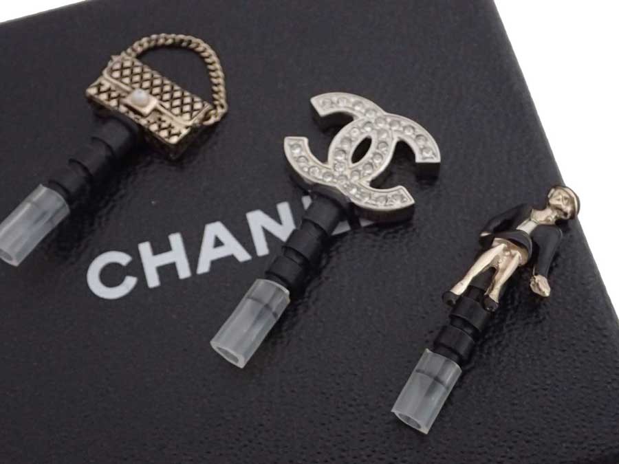 特売 シャネル Chanel イヤホンジャック ココマーク マドモアゼル バッグモチーフ 金属素材ｘエナメルｘラインストーン シルバーｘライトゴールドｘブラック おすすめ 安い Www Thedailyspud Com
