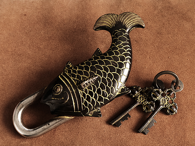 ◎古道具 庵々◎清末〜民国期 真鍮製カラクリ錠前 剣文様 ビットキー付◎珍品中国 Edo period antique Kinai Tsuba for Samurai Sword (T-553) | Samurai