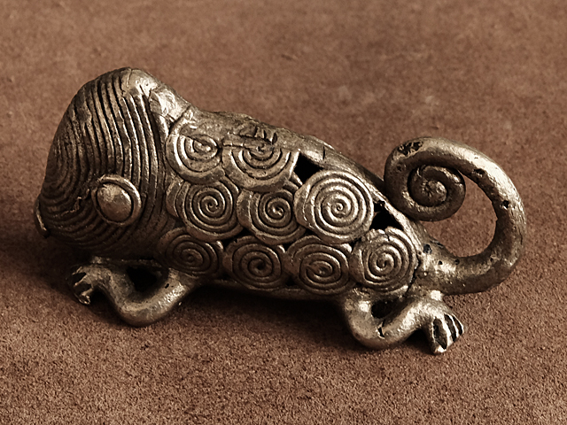 真鍮 キーホルダー（カメレオン 模様）爬虫類 トカゲ とかげ ブラス