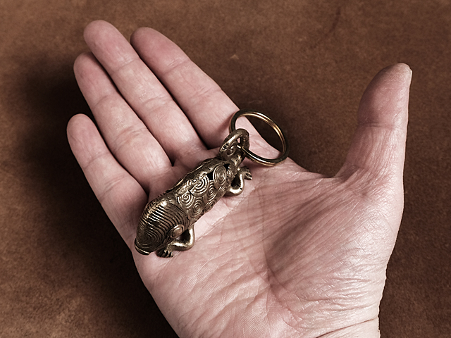 パーロッサ カメレオン の 置き物 キーホルダー 金木工房 金木工房 カメレオン の 置き物 キーホルダー パロサント - メルカリ