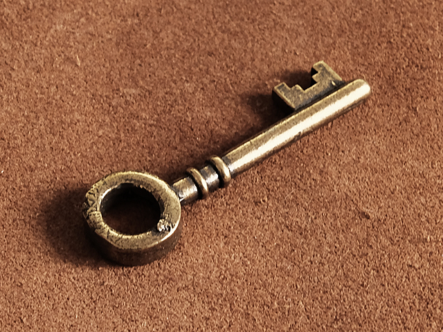 真鍮 鍵 チャーム（アンティーク調）カギ キーホルダー ブラス