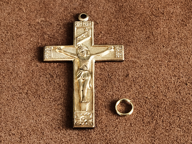 真鍮 チャーム（十字架 キリスト）ブラス メダイ マリア 磔刑 ブラス