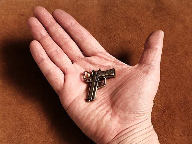 真鍮 キーホルダー（ピストル）おもちゃ 銃 ハンドガン バレット 弾丸