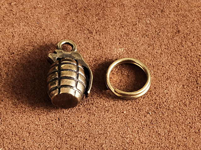 手りゅう弾 真鍮 キーホルダー（手榴弾）手りゅう弾 おもちゃ ミリタリー 軍物