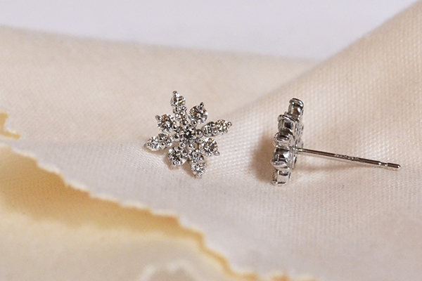 合計1.3ct ！K18WG ダイヤモンドピアス　雪 合計1.3ct ！K18WG ダイヤモンドピアス 雪 合計1.3ct ！K18WG