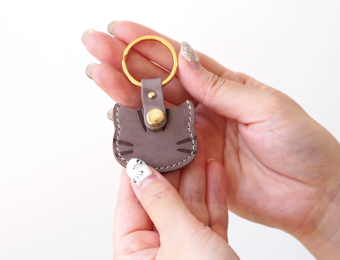 500円玉が入るキーホルダー ねこ型 トラ柄 本革 日本製 duende : 革