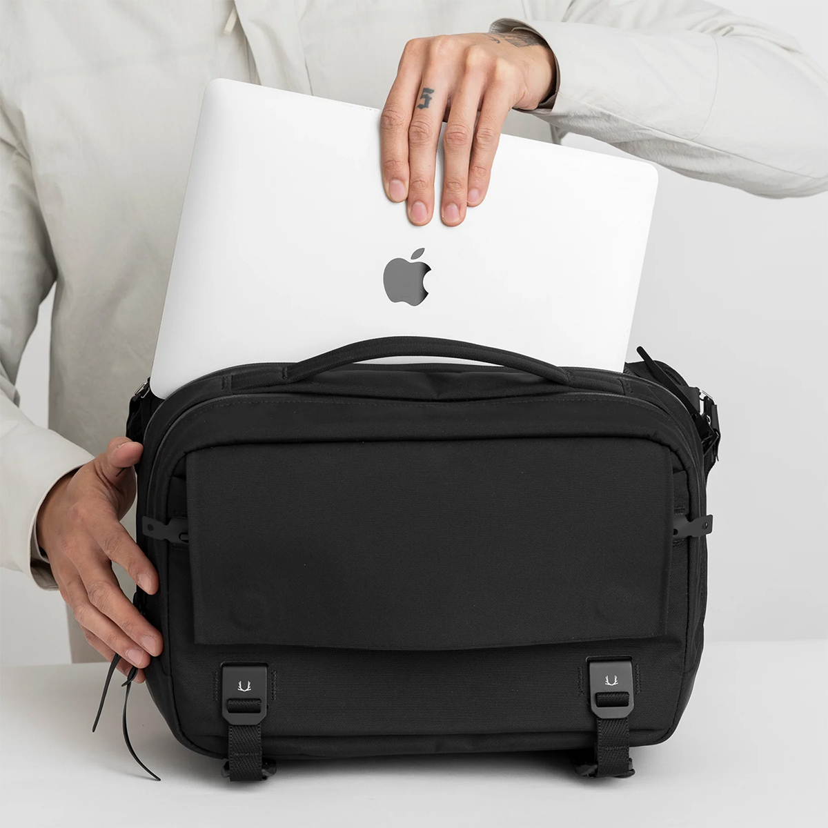 商品レビューで+5%｜ブラックエンバー ショルダーバッグ メンズ ブランド 軽量 大容量 防水 斜めがけ 大きめ A4 12L カメラバッグ スリングバッグ BLACK EMBER GRIP SLING 12 EmberTex 7225011 BLACK EMBER（ブラックエンバー） ショルダーバッグ メンズ ブランド